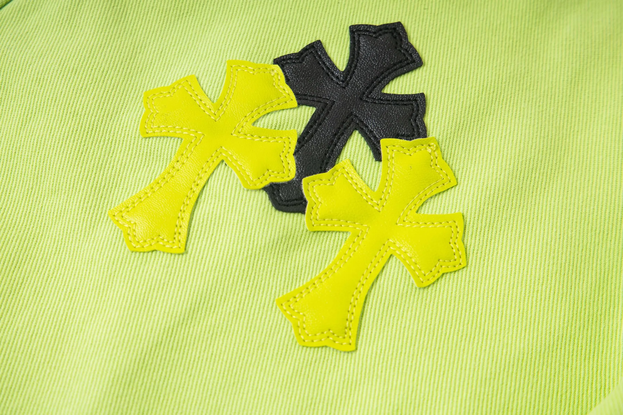 P250 Chrome Hearts dopamine green denim and black and yellow leather couple jeans are a hot trend this season and are sought after by countless celebrities and fashionistas. The neat details of the cutting process add color to the playful fashion! The neat and meticulous design, and the well-fitting structure is unique. The upper body not only has outstanding recognition, but also looks younger and younger. A style with the ultimate wearing meaning and performance, gorgeous color matching, and the craftsmanship of this style is also extremely extraordinary. After the finished product is washed, it is disassembled and hand-made with sheepskin cross leather and then spliced ​​together to complete. The whole piece has too many craftsmanship to describe. It is decorated with patchwork cross flowers and high-waisted washed jeans! ! Absolutely high-end luxury product, a god-level single product, a super popular product, made by top heavy industry, a magic weapon that cannot be missed to hit the streets. Style number: 1829# Size: 28 30 32 34 Color: green